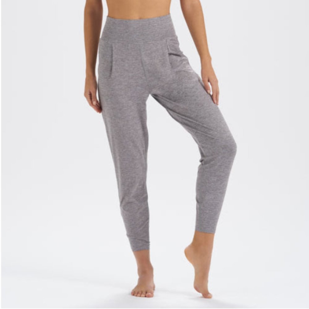 Vuori Lux Harem sweatpants in Clay Heather